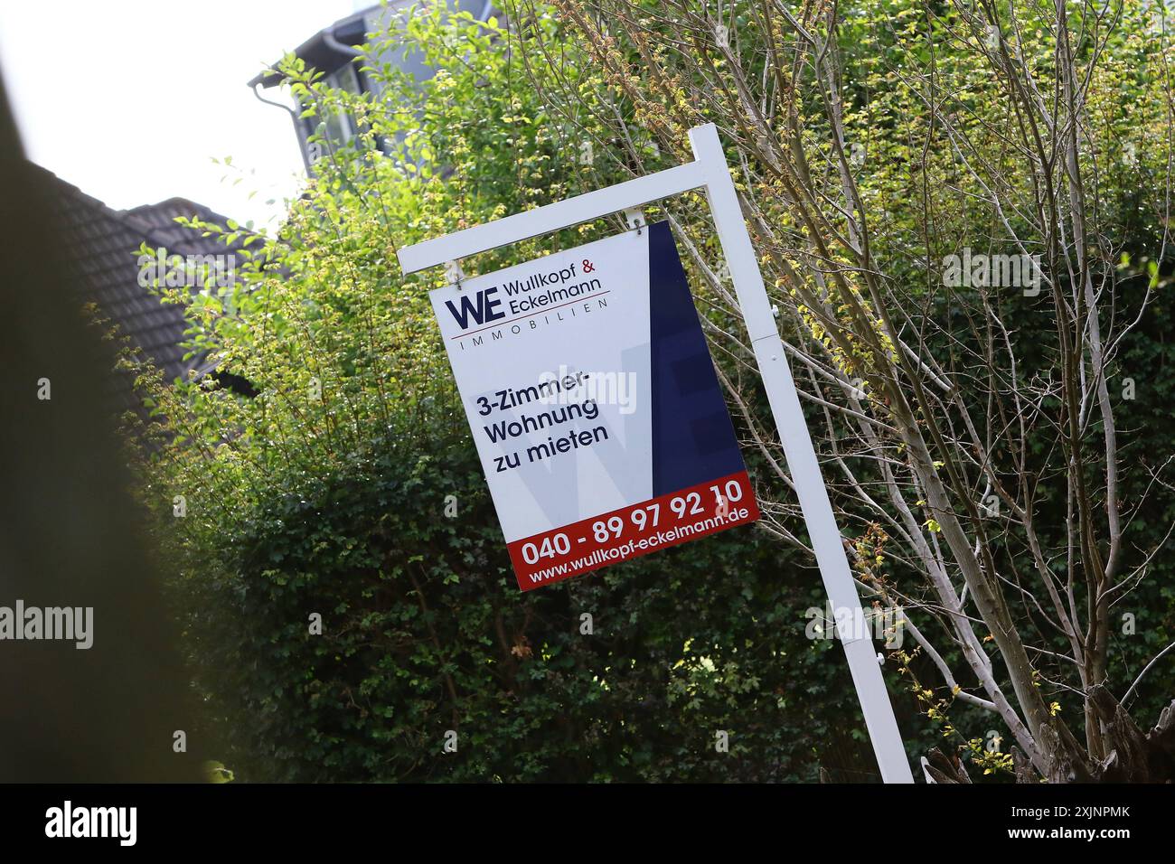 In zwischen Bahrenfeld und Othmarschen in Hamburg ist eine Wohnung durch einen Makler zu vermieten. Mit einem Schild wird darauf aufmerksam gemacht. In Hamburg ist der Wohnraum knapp und die Mieten hoch. News I Hamburg I 19.07.2024 *** Zwischen Bahrenfeld und Othmarschen in Hamburg steht eine Wohnung über einen Immobilienmakler zur Miete Ein Schild macht darauf aufmerksam in Hamburg, Wohnfläche knapp und Mieten hoch News I Hamburg I 19 07 2024 Stockfoto