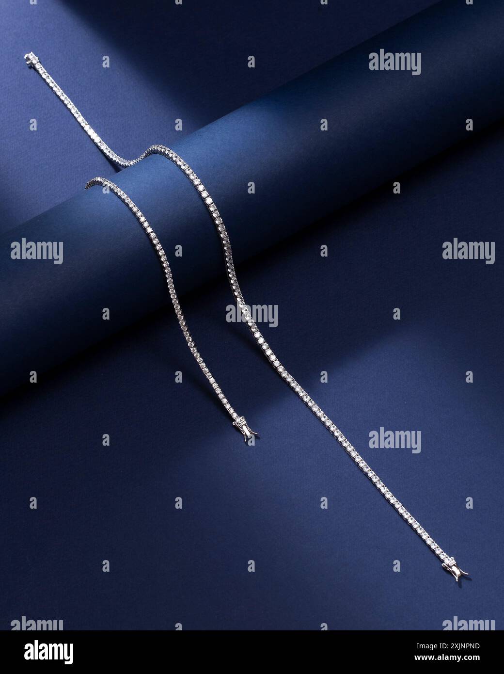 Elegante Diamantkette auf dunkelblauem Hintergrund. Stockfoto