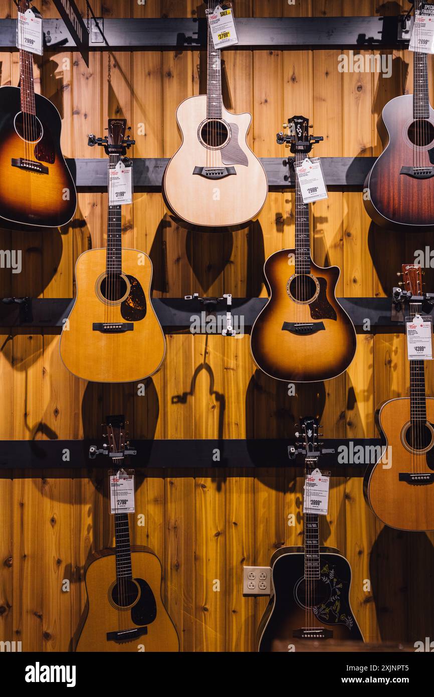 Wand aus Akustikgitarren zum Verkauf im Guitar Center Stockfoto