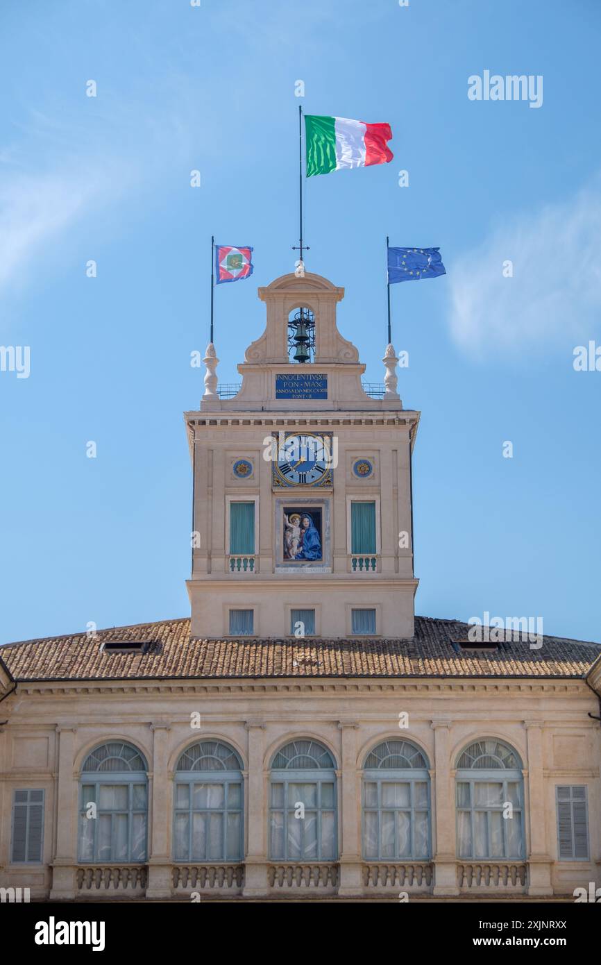 ROM, ITALIEN - MAI 2018: Blick auf den Uhrenturm im Quirinalpalast, Sitz des Präsidenten der Italienischen Republik, im Mai 2018 in Rom, Italien. Stockfoto