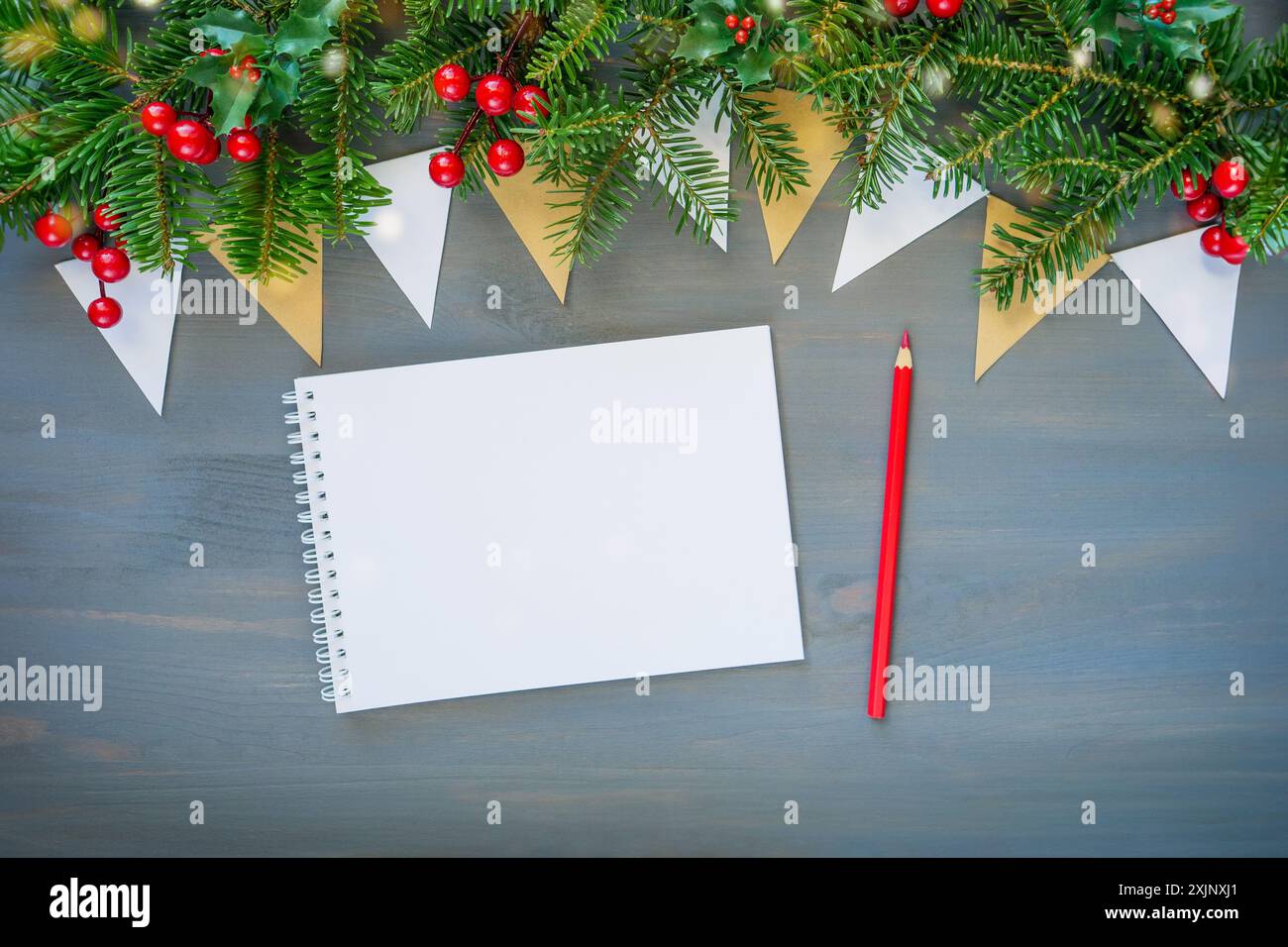 Blick von oben auf die Weihnachten Hintergrund mit leeren offenen Notizblock, Bleistift und Weihnachtsschmuck Stockfoto