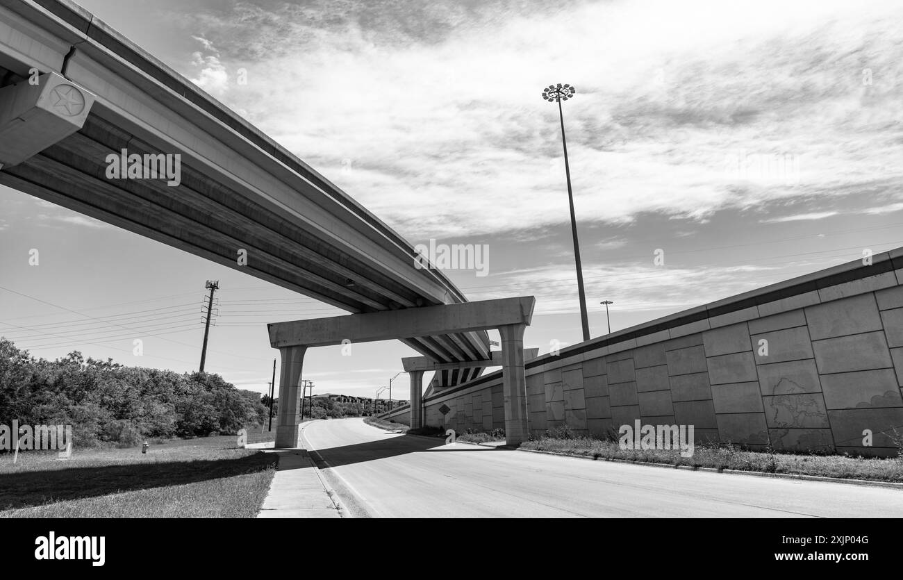 Überführungsstruktur der Brücke. Bauliche Fahrbahn. Straßenkreuzung. Flyover-Architektur des Transportsystems. Brückenüberführung auf der Autobahn. Strukturell Stockfoto