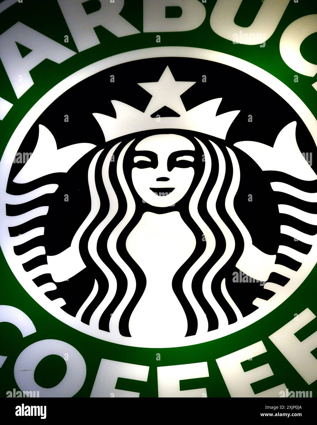 Nahaufnahme eines Starbucks Kaffeeschilds und -Logos. Stockfoto