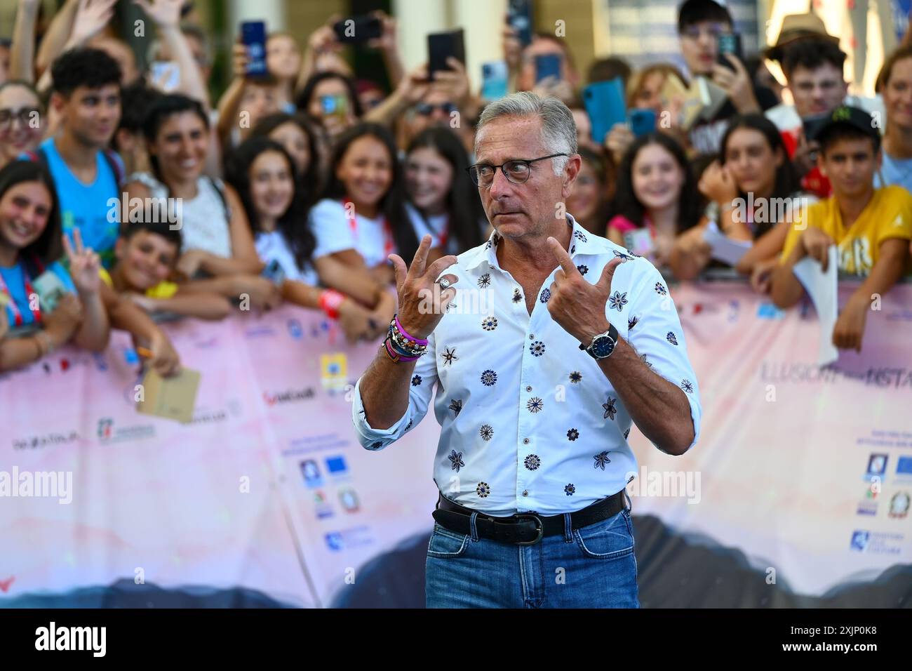 Giffoni Valle Piana, Italien. Juli 2024. Paolo Bonolis nimmt am 54. Giffoni Film Festival 2024 am 19. Juli 2024 in Giffoni Valle Piana, Italien, Teil. Quelle: Nicola Ianuale/Alamy Live News Stockfoto