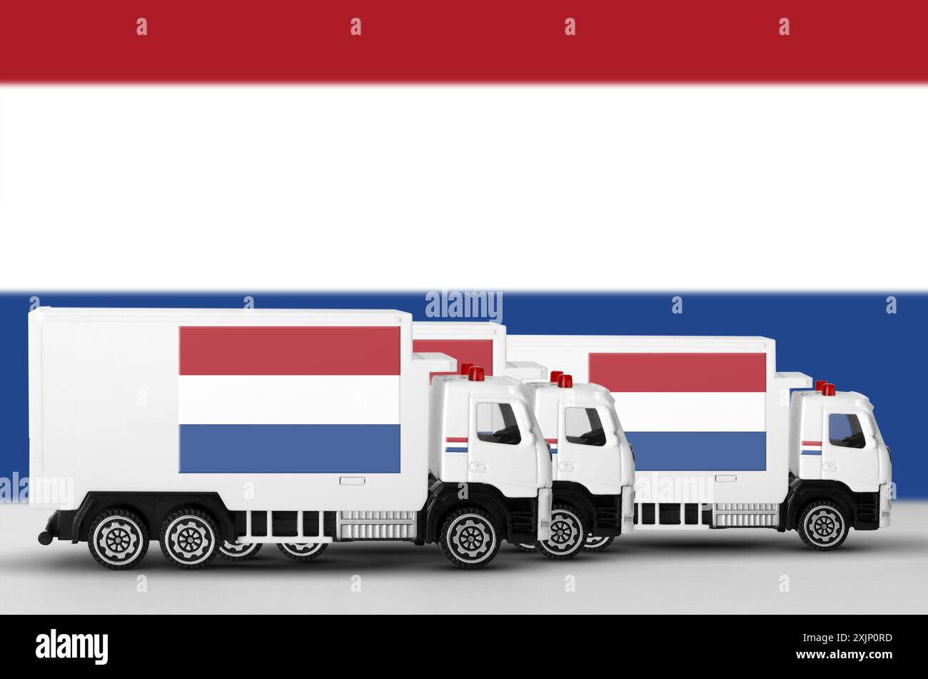 Die Flagge der Niederlande ist auf der Seitenwand des weißen Lieferwagens in Nahaufnahme abgebildet. Versandkonzept und lokales Lieferkonzept Stockfoto