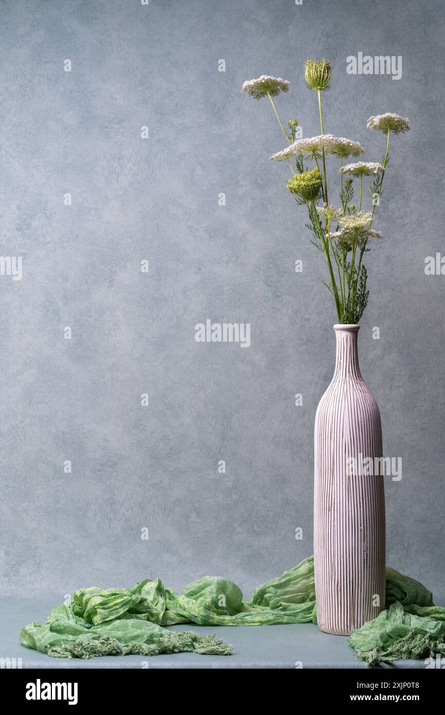 Stillleben Wiesenblumen, Wiesenblumen, dekorativ, Wildblumen, Vase, Flora, Ast, Blüte, weiß, wild, Stillleben, Wildblumen, weiße Blumen, St. Stockfoto