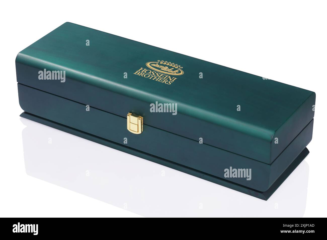 Elegante grüne Holzbox mit goldenen Akzenten, ideal für luxuriöse Geschenkpräsentationen und hochwertige Produktverpackungen. Stockfoto