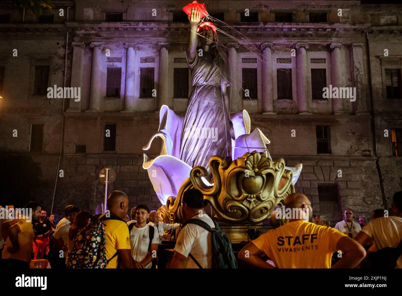 Palermo, Italien. Juli 2024. Die Statue von St. Rosalia, die in der Nähe des Ufers während der Feier gesehen wurde. Palermo feierte den 400. Jahrestag der Entdeckung der Leiche von St. Rosalia. Dieses Jahr wurde die Feier des schutzheiligen von Palermo mit Aufführungen und Feuerwerken am Wasser bereichert. (Foto: Valeria Ferraro/SOPA Images/SIPA USA) Credit: SIPA USA/Alamy Live News Stockfoto