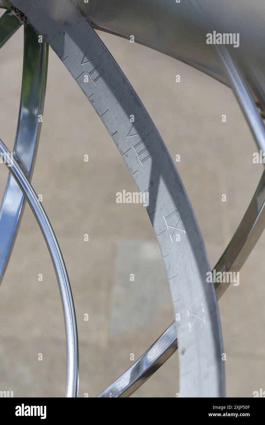 Globe Sonnenuhr aus silbernem Metall mit der Gravur Reigate Priory Park Surrey UK erzählt die Zeit mit Schatten Stockfoto