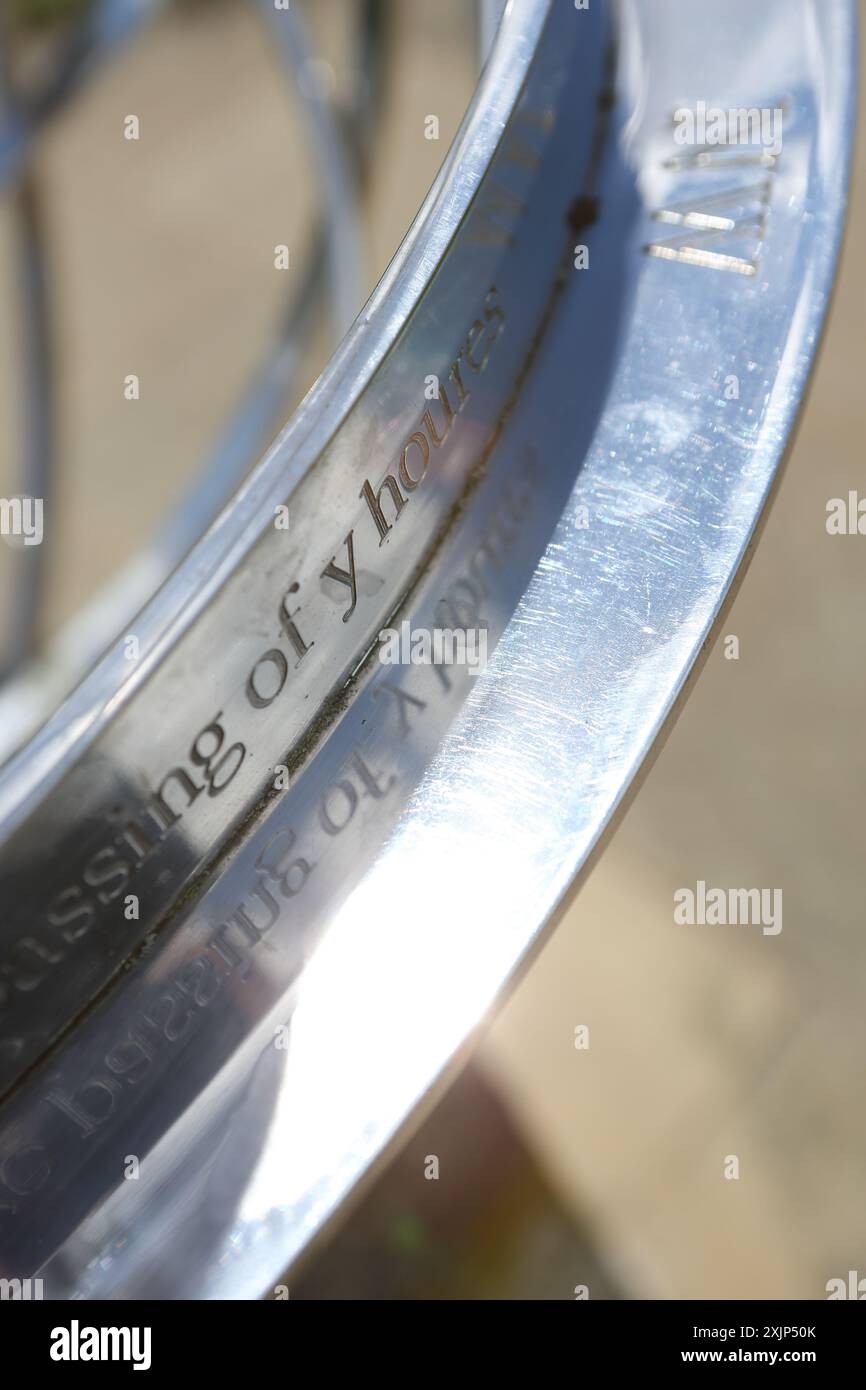 Globe Sonnenuhr aus silbernem Metall mit der Gravur Reigate Priory Park Surrey UK erzählt die Zeit mit Schatten Stockfoto