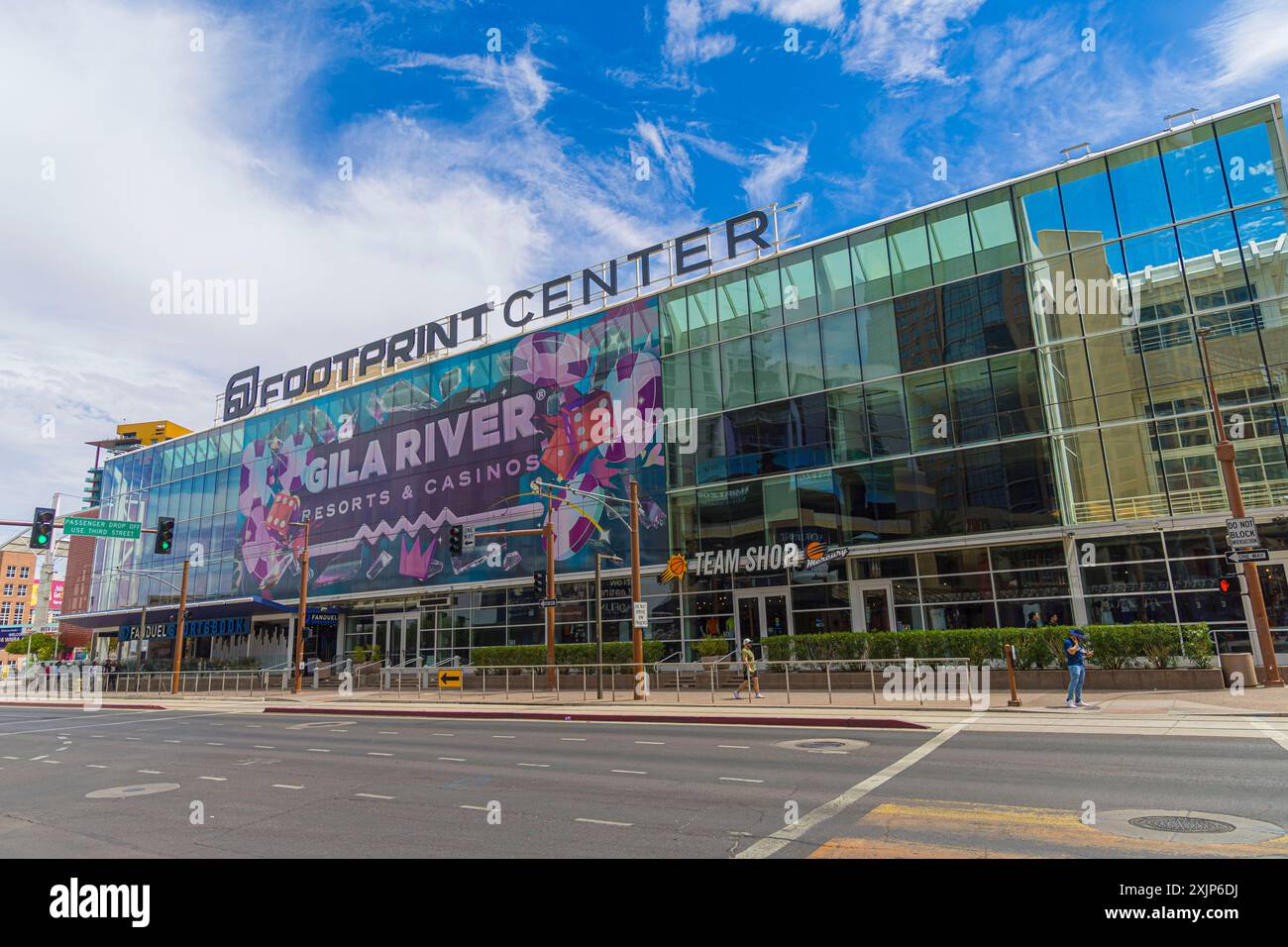 Footprint Center Arena in der Innenstadt von Phoenix, Arizona, USA, Sportstätte. Dort werden Spiele für die Phoenix Suns der National Basketball Association (NBA) und die Phoenix Mercury der Women's National Basketball Association (früher US Airways Center) veranstaltet. Metropolis City (Foto: Luis Gutierrez/Norte Photo) Footprint Center Arena en el Centro de Phoenix, Arizona Estados Unidos, recinto deportivo Alberga los partidos de Phoenix Suns de la National Basketball Association NBA y las Phoenix Mercury Gila River Casino Stockfoto