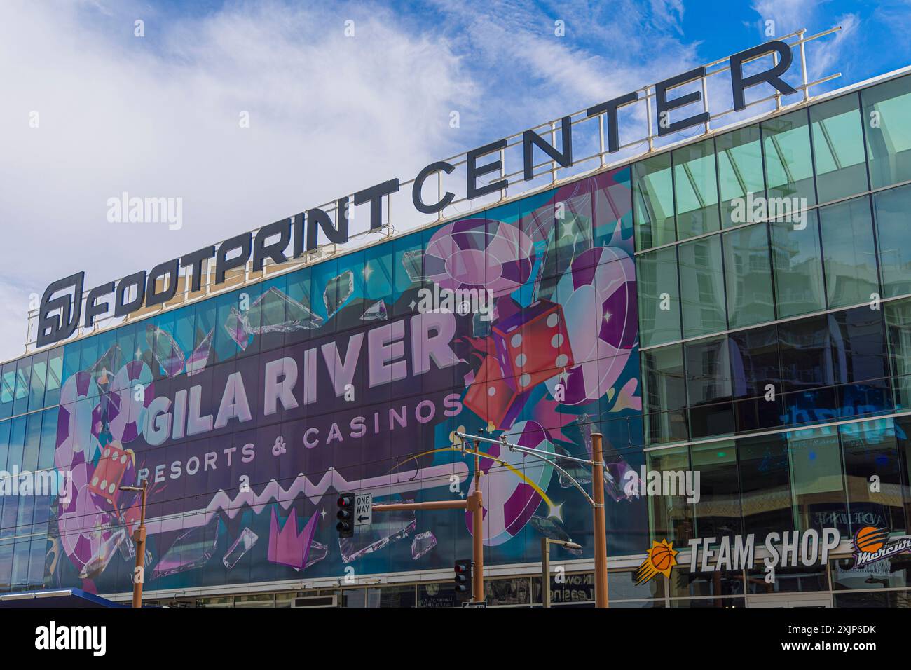 Footprint Center Arena in der Innenstadt von Phoenix, Arizona, USA, Sportstätte. Dort werden Spiele für die Phoenix Suns der National Basketball Association (NBA) und die Phoenix Mercury der Women's National Basketball Association (früher US Airways Center) veranstaltet. Metropolis City (Foto: Luis Gutierrez/Norte Photo) Footprint Center Arena en el Centro de Phoenix, Arizona Estados Unidos, recinto deportivo Alberga los partidos de Phoenix Suns de la National Basketball Association NBA y las Phoenix Mercury Gila River Casino Stockfoto