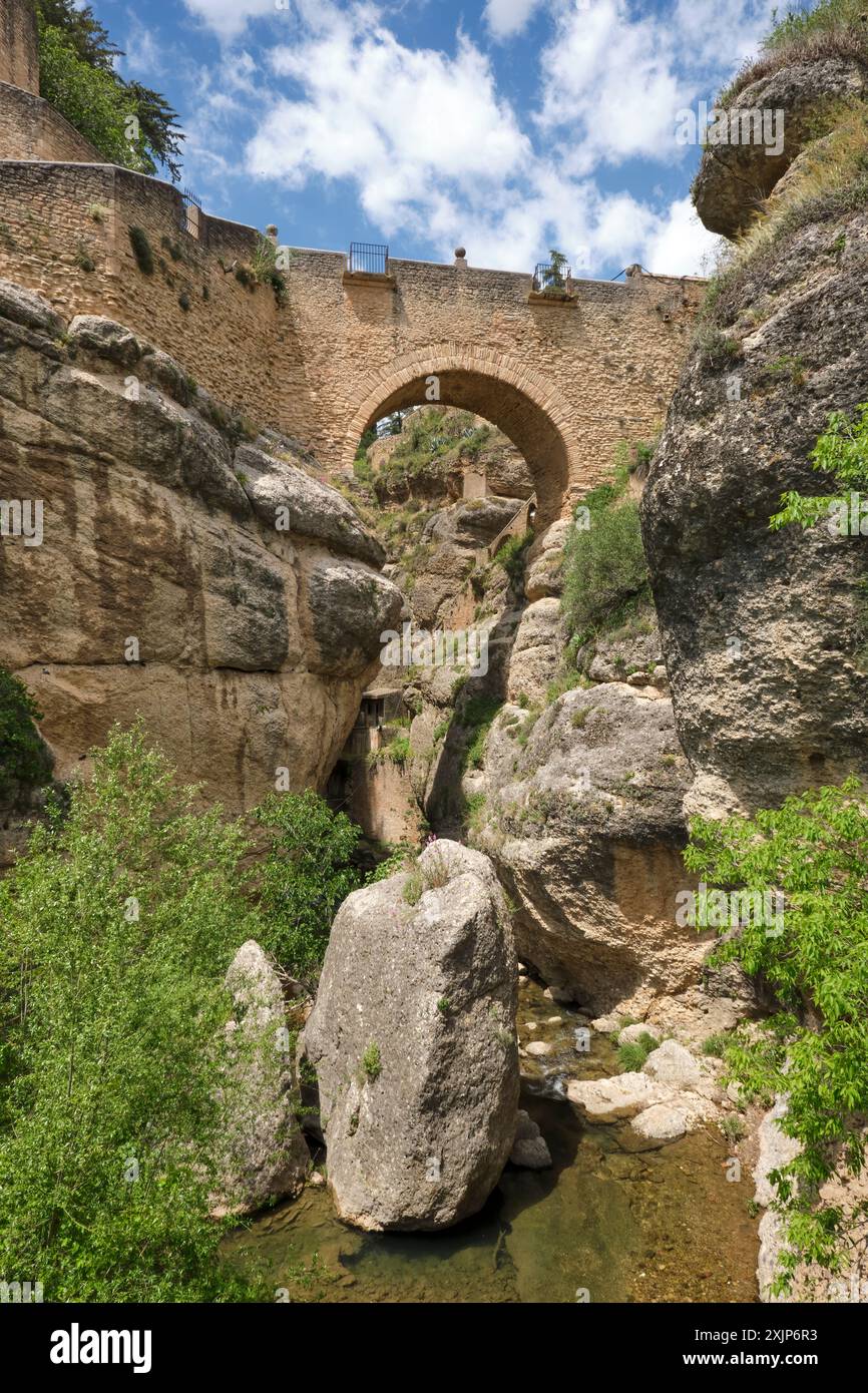 Ein Blick auf die Puente Viejo Brücke in Ronda Sapin, vom Fluss in der Schlucht unten Stockfoto