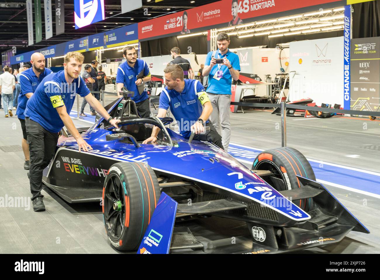 London, Großbritannien. Juli 2024. Hinter die Kulissen Pitlane Walk bei der ABB FIA Formel-E-Weltmeisterschaft, die an diesem Wochenende im Excel London stattfindet. Royal Docklands. Quelle: Glosszoom/Alamy Live News Stockfoto