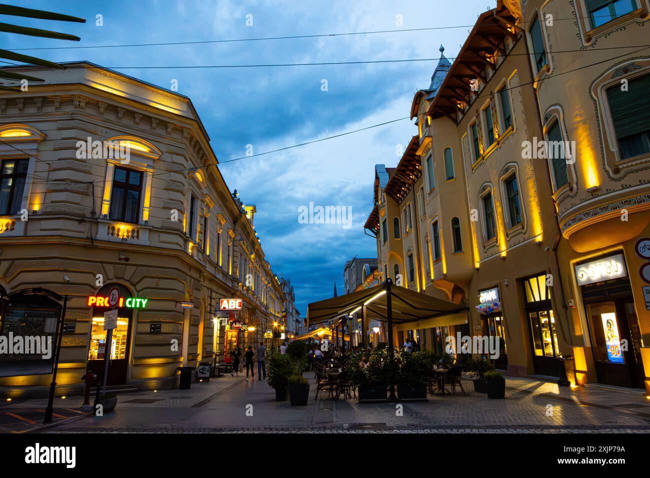 Calea Republicii (Republicii Straße), eine Fußgängerzone mit Jugendstilgebäuden, Cafés und Geschäften bei Nacht im Zentrum von Oradea, Rumänien Stockfoto