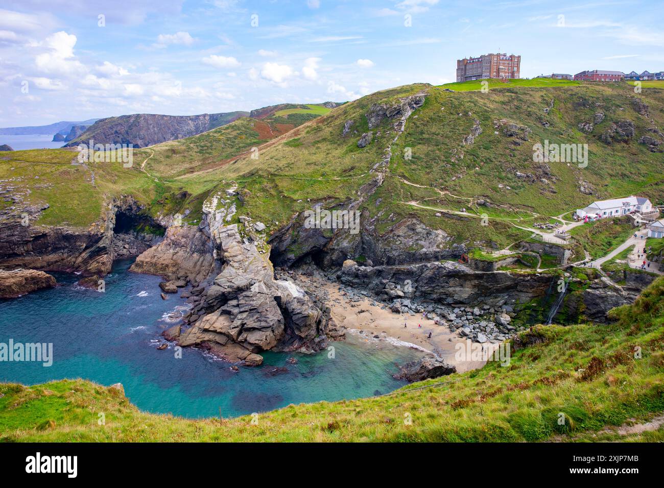 Tintagel Cornwall, Landschaftsblick auf das Meer mit Camelot House Hotel und Anwesen, England, Großbritannien, 2023 Stockfoto