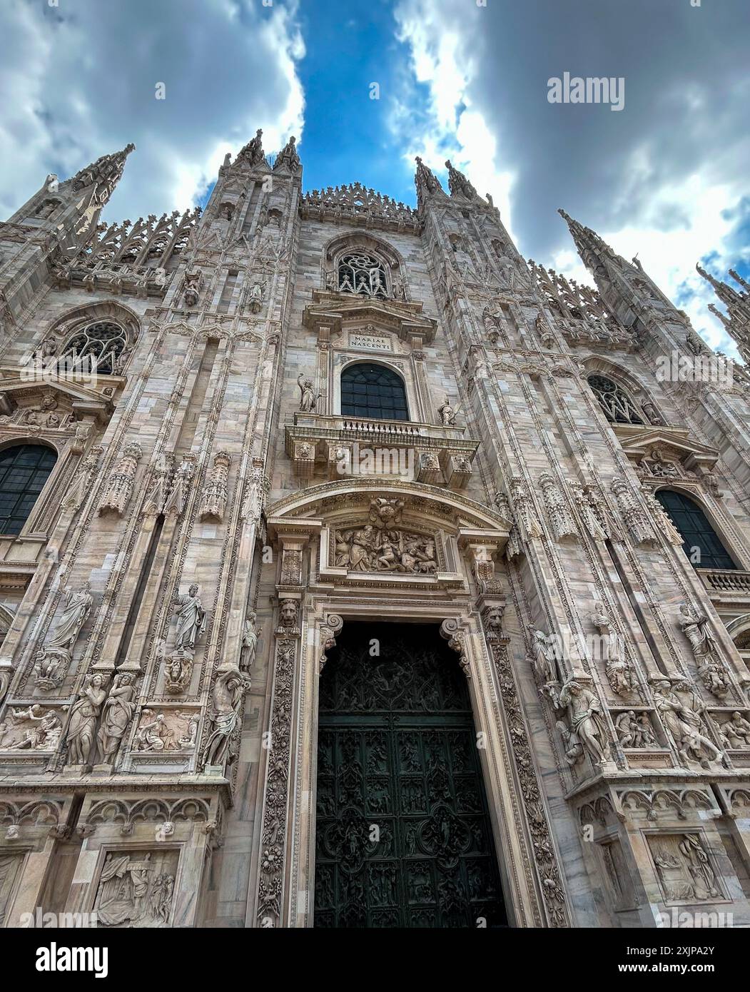 Mailand. Italien. Juni: 2024. Mailänder Dom. Die drittgrößte Kirche der Welt aus dem 14. Jahrhundert befindet sich auf der Piazza del Duomo. Stockfoto