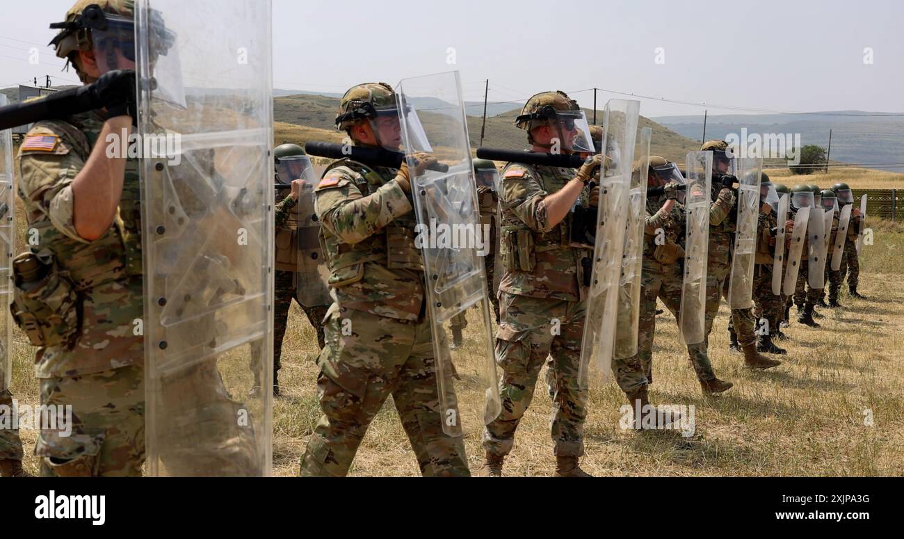 Mitglieder des US-amerikanischen und armenischen Dienstes nehmen am zweiten Tag der Übung Eagle Partner 24 im ZAR, Armenien, am 17. Juli 2024 Teil. Eagle Partner, eine gemeinsame Übung zwischen der US-Armee und den armenischen Streitkräften, zielt darauf ab, die Interoperabilität zu verbessern und die Kapazitäten für Friedenssicherungsmaßnahmen und Stabilitätsoperationen zu verbessern. (Foto der US-Armee von SPC. Alexcia Rupert) Stockfoto