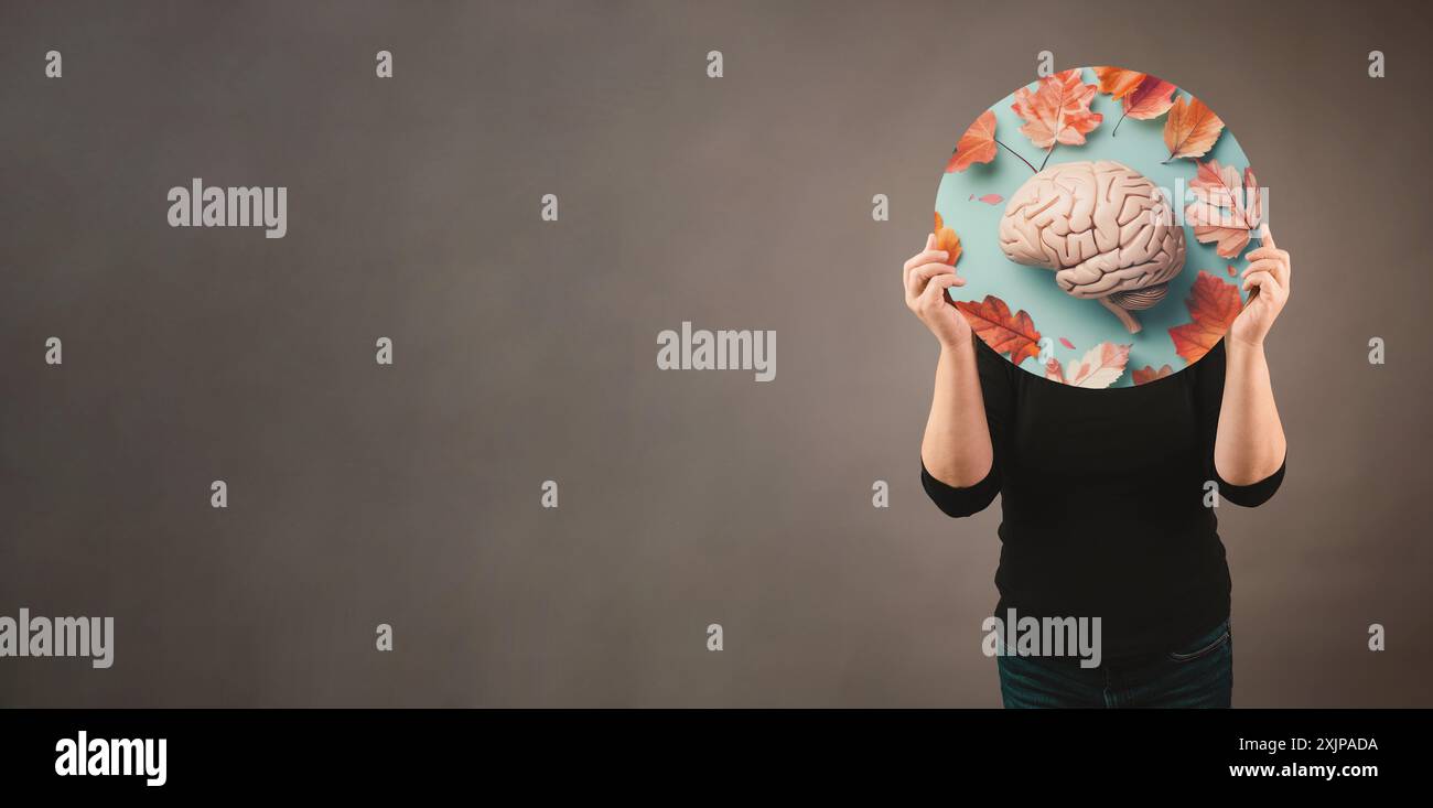 Alzheimer-Bewusstseinstag, Demenz-Diagnose, Parkinson-Krankheit, Gedächtnisverlust-Störung, Gehirn mit Herbstlaub, geschädigter Geist Stockfoto