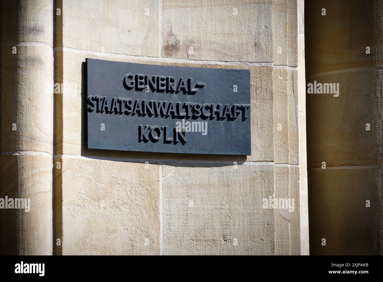 Schild „ Generalstaatsanwaltschaft Köln“ in deutscher Sprache auf dem historischen Gerichtsgebäude am Reichenspergerplatz in Köln Stockfoto