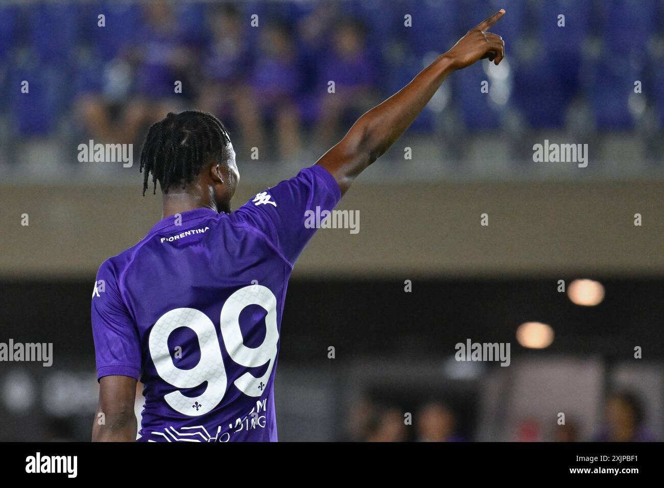 Florenz: Christian Kouame von ACF Fiorentina feiert, nachdem er beim ACF Fiorentina gegen AC Reggiana, einem Freundschaftsspiel in Florenz, Italien, am 19. Juli 2024 ein Tor geschossen hat (Bild: © Lisa Guglielmi/IPA via Credit: Zuma Press/Alamy Live News Stockfoto