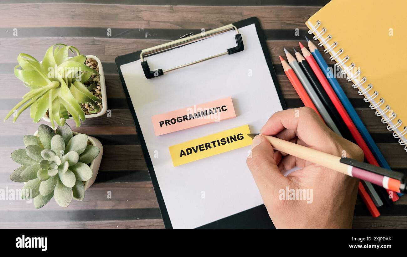 Konzept der programmatischen Werbeschrift auf Haftnotizen isoliert auf Holztisch. Stockfoto