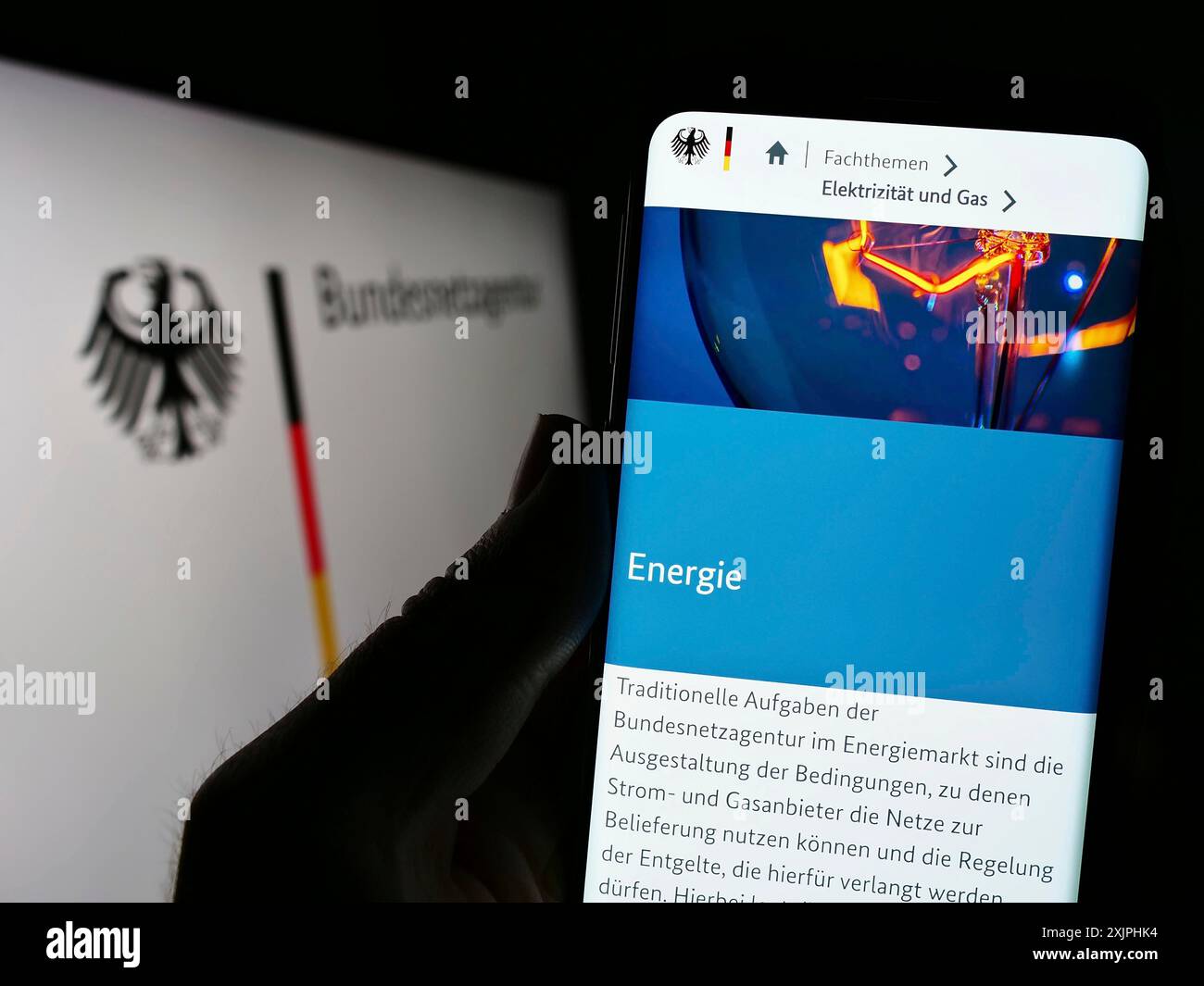 Stuttgart, 24.06.2023: Person, die ein Smartphone hält, auf der Webseite der Bundesnetzagentur (BNetzA) mit Logo angezeigt wird. Konzentrieren Sie sich auf Stockfoto