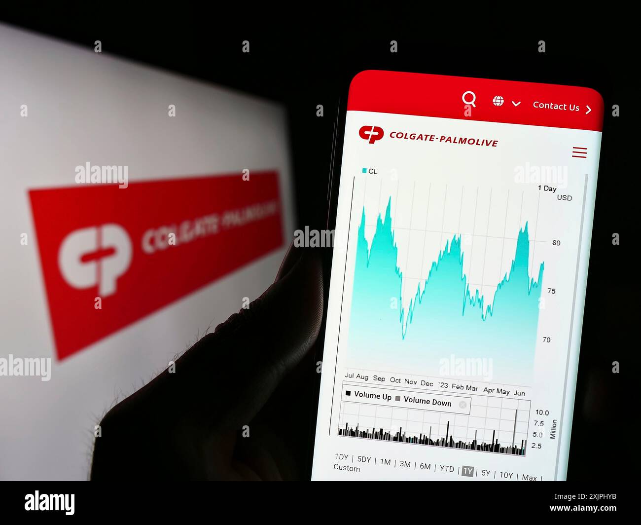 Stuttgart, Deutschland, 25.06.2023: Person, die ein Mobiltelefon hält, mit Website des Konsumgütergeschäfts Colgate-Palmolive Company auf dem Bildschirm mit Logo. Fokus Stockfoto