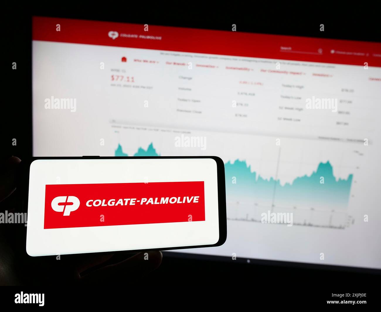 Stuttgart, 25.06.2023: Person mit Mobiltelefon mit Logo des Konsumgütergeschäfts Colgate-Palmolive Company auf dem Bildschirm vor dem Internet Stockfoto