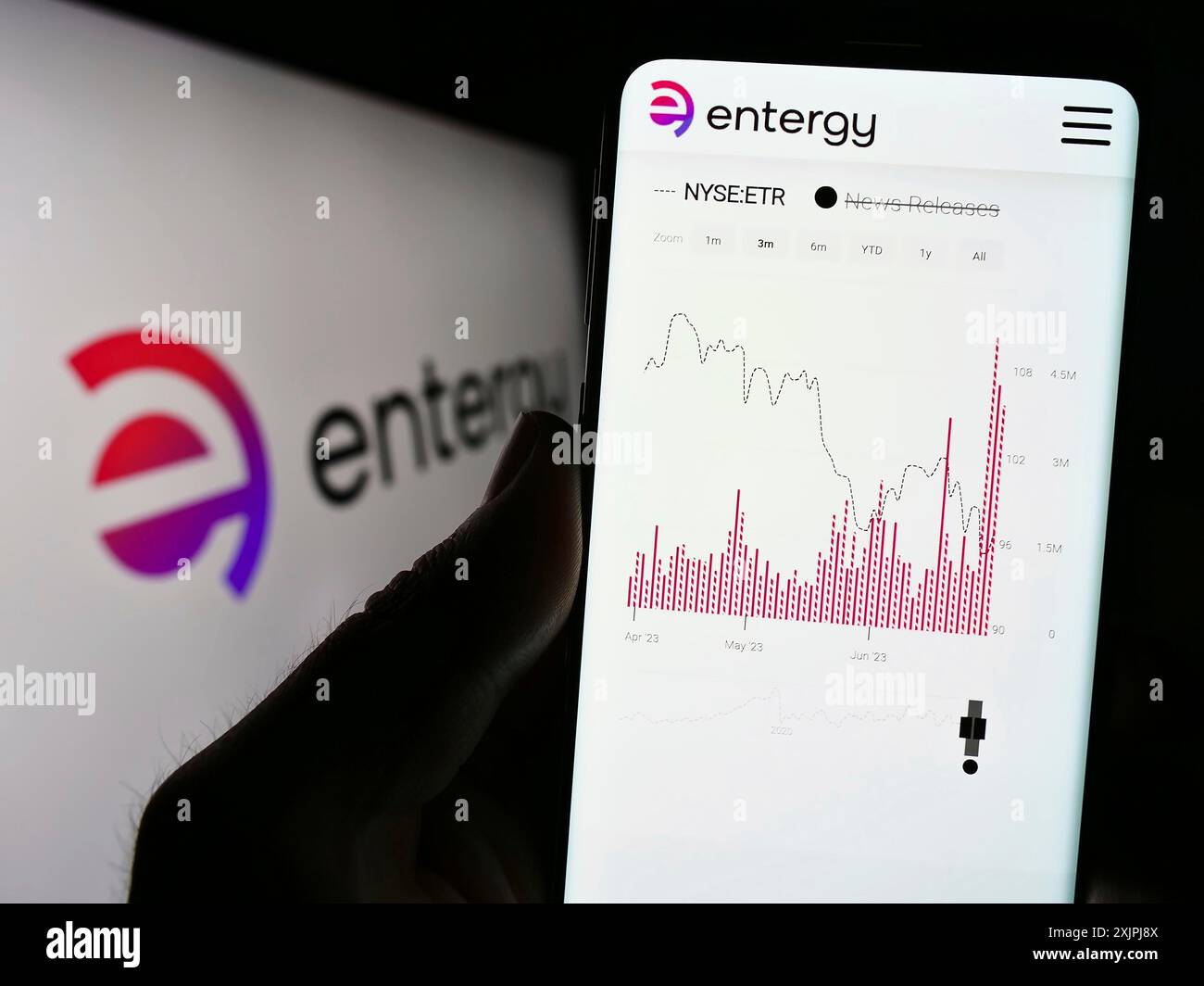 Stuttgart, Deutschland, 07.01.2023: Person, die ein Smartphone hält, mit der Webseite des US-Energieunternehmens Entergy Corporation vor dem Logo auf dem Bildschirm. Konzentrieren Sie sich auf Stockfoto