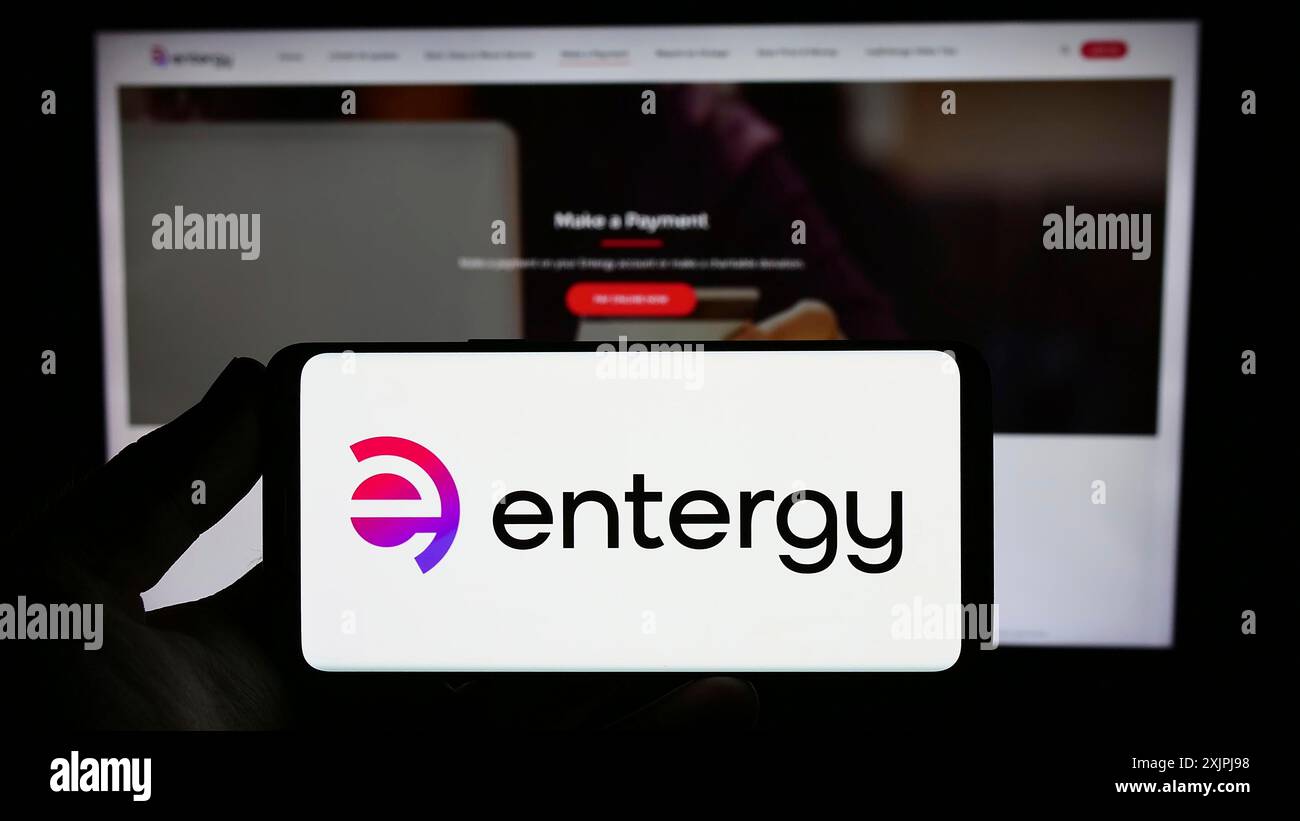 Stuttgart, Deutschland, 07.01.2023: Person, die ein Smartphone mit dem Logo des US-amerikanischen Energieunternehmens Entergy Corporation auf dem Bildschirm vor der Website hält. Konzentrieren Sie sich auf Stockfoto