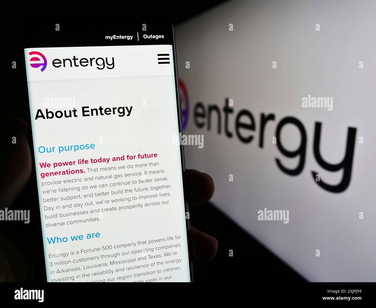 Stuttgart, Deutschland, 07.01.2023: Person, die ein Mobiltelefon hält, mit Webseite des US-amerikanischen Energieunternehmens Entergy Corporation vor dem Logo auf dem Bildschirm. Konzentrieren Sie sich auf Stockfoto