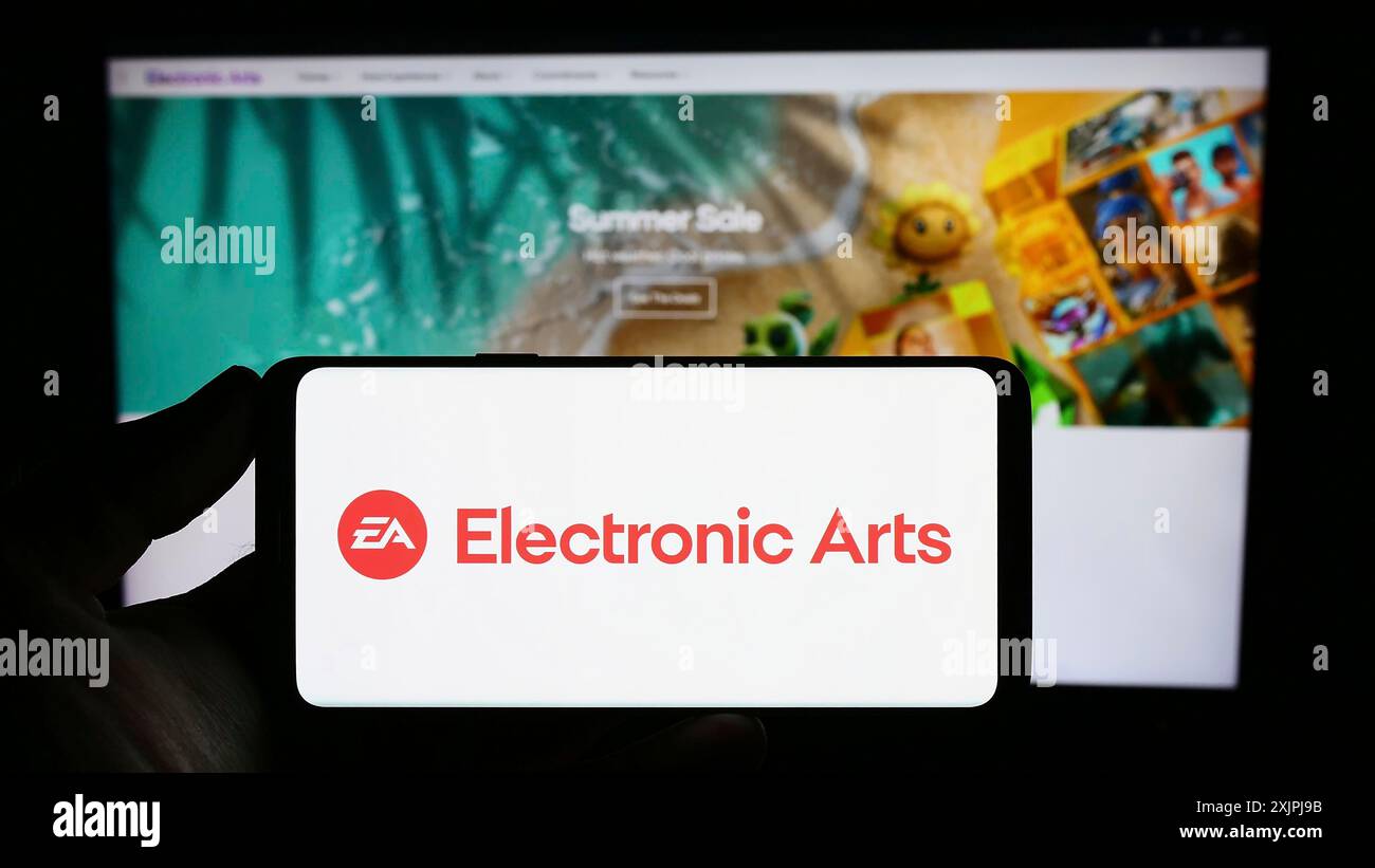 Stuttgart, Deutschland, 07.01.2023: Person, die ein Smartphone mit dem Logo des Videospielunternehmens Electronic Arts Inc. (EA) auf dem Bildschirm vor der Website hält. Stockfoto