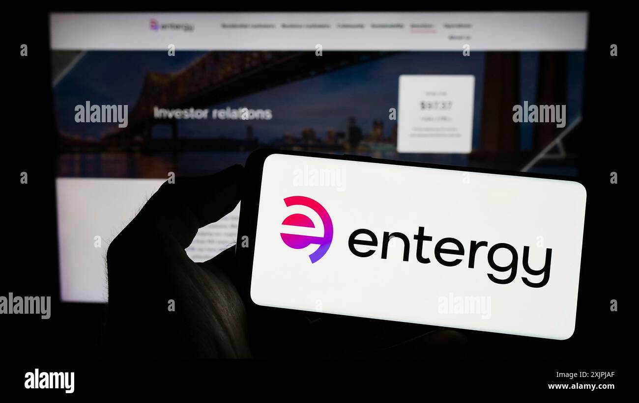 Stuttgart, Deutschland, 07.01.2023: Person, die ein Mobiltelefon mit dem Logo des US-amerikanischen Energieunternehmens Entergy Corporation auf dem Bildschirm vor der Unternehmenswebseite hält. Stockfoto