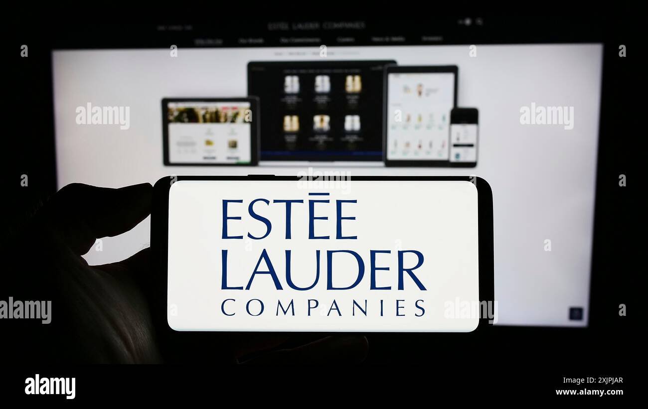 Stuttgart, Deutschland, 07.01.2023: Person, die ein Smartphone mit dem Logo des US-amerikanischen Unternehmens The Estee Lauder Companies Inc. Auf dem Bildschirm vor der Website hält. Stockfoto