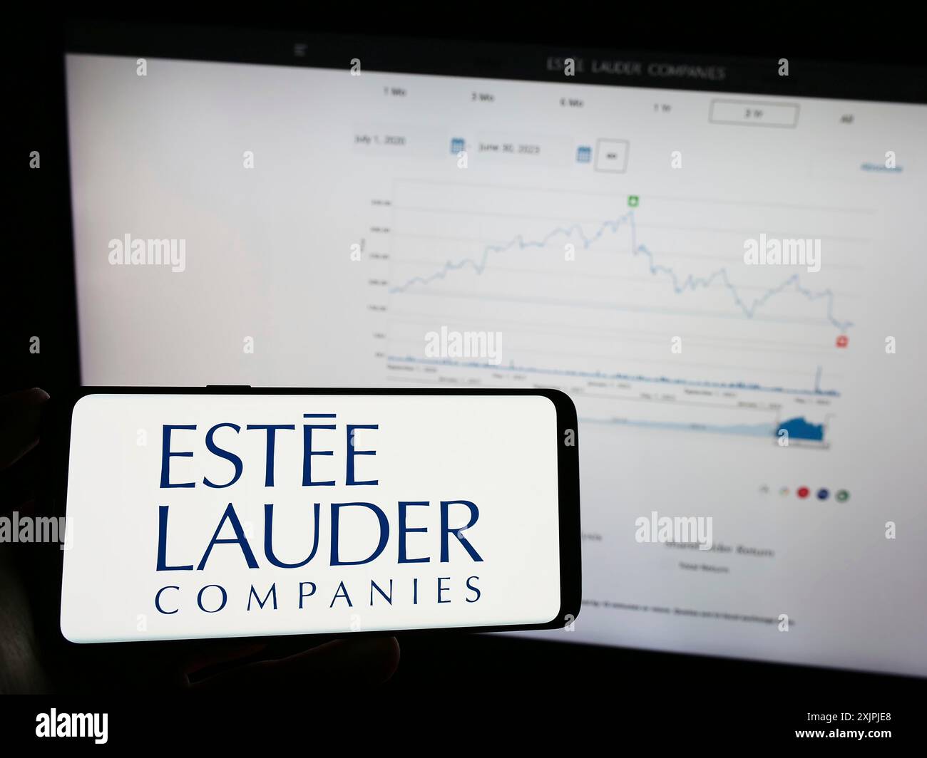 Stuttgart, Deutschland, 07.01.2023: Person, die ein Mobiltelefon mit dem Logo des amerikanischen Unternehmens The Estee Lauder Companies Inc. Auf dem Bildschirm vor dem Internet hält Stockfoto