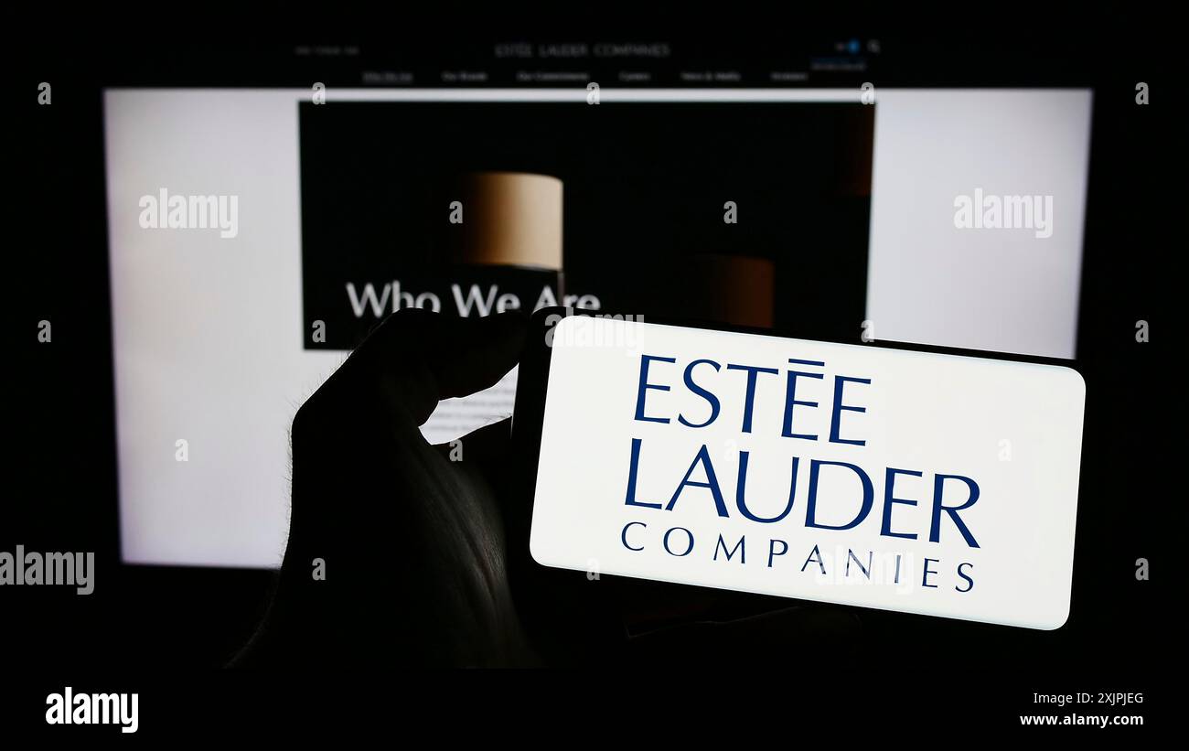 Stuttgart, Deutschland, 07.01.2023: Person, die ein Mobiltelefon mit dem Logo des US-amerikanischen Unternehmens The Estee Lauder Companies Inc. Auf dem Bildschirm vor dem Geschäft hält Stockfoto