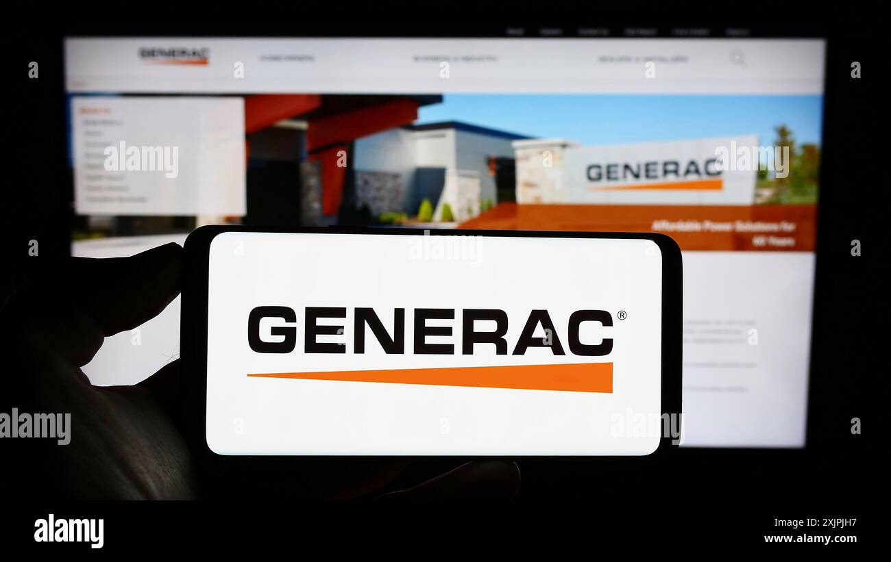 Stuttgart, Deutschland, 07.01.2023: Person, die ein Smartphone mit dem Logo des US-amerikanischen Unternehmens Generac Holdings Inc. Auf dem Bildschirm vor der Website hält. Konzentrieren Sie sich auf das Telefon Stockfoto
