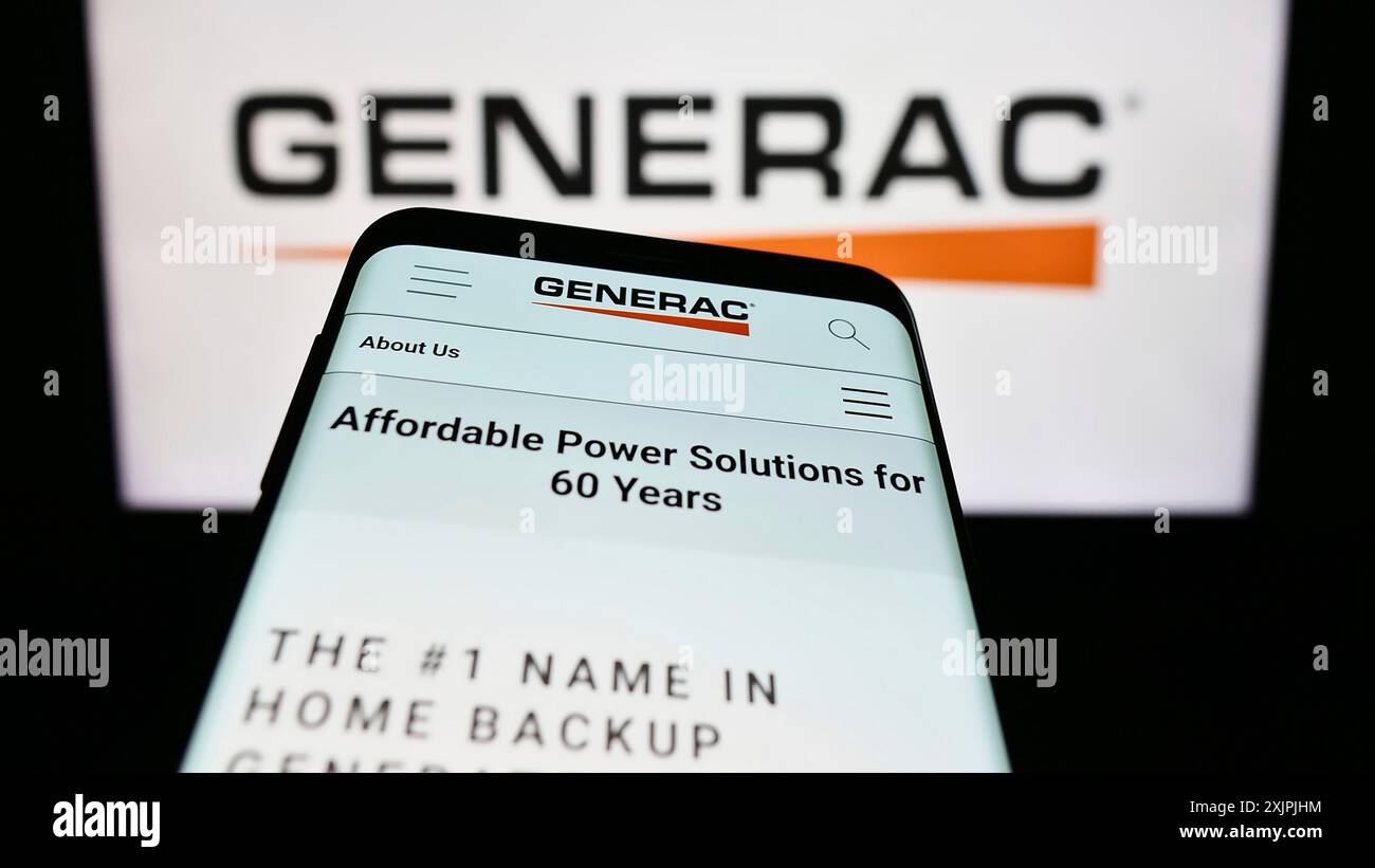 Stuttgart, Deutschland, 07.01.2023: Mobiltelefon mit Webseite des US-amerikanischen Unternehmens Generac Holdings Inc. Auf dem Bildschirm vor dem Firmenlogo. Fokus oben links Stockfoto