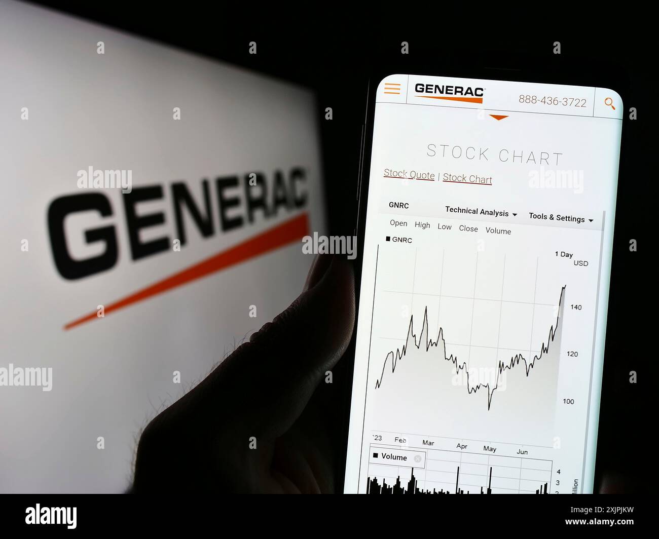 Stuttgart, Deutschland, 07.01.2023: Person, die ein Mobiltelefon hält, mit Website des US-amerikanischen Unternehmens Generac Holdings Inc. Auf dem Bildschirm vor dem Firmenlogo. Fokus Stockfoto