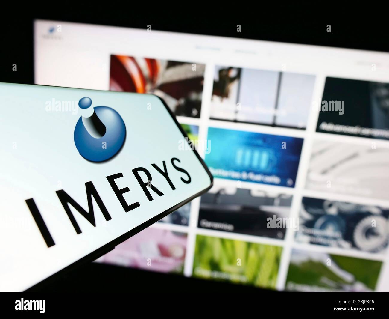 Stuttgart, Deutschland, 07.08.2023: Mobiltelefon mit Logo des französischen Bergbauunternehmens Imerys S.A. auf dem Bildschirm vor der Business-Website. Konzentrieren Sie sich auf Stockfoto