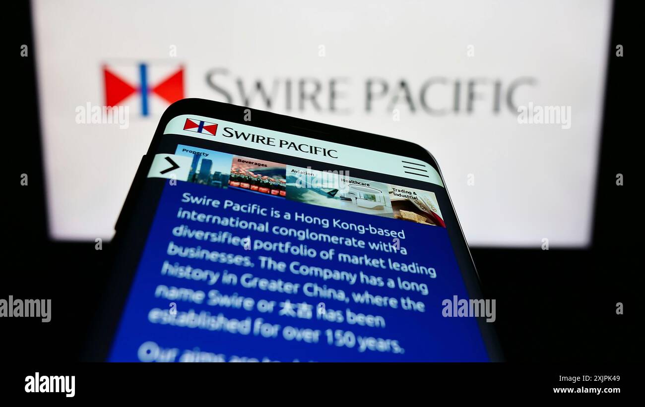 Stuttgart, Deutschland, 07.08.2023: Smartphone mit Webseite des asiatischen Unternehmens Swire Pacific Limited auf dem Bildschirm vor dem Firmenlogo. Fokus oben links Stockfoto