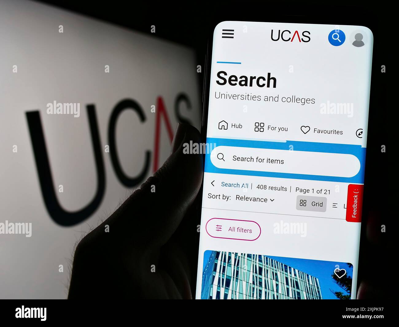 Stuttgart, Deutschland, 07.09.2023: Person, die ein Mobiltelefon hält, mit der Webseite des Hochschulzugangsdienstes (UCAS) auf dem Bildschirm mit Logo. Stockfoto