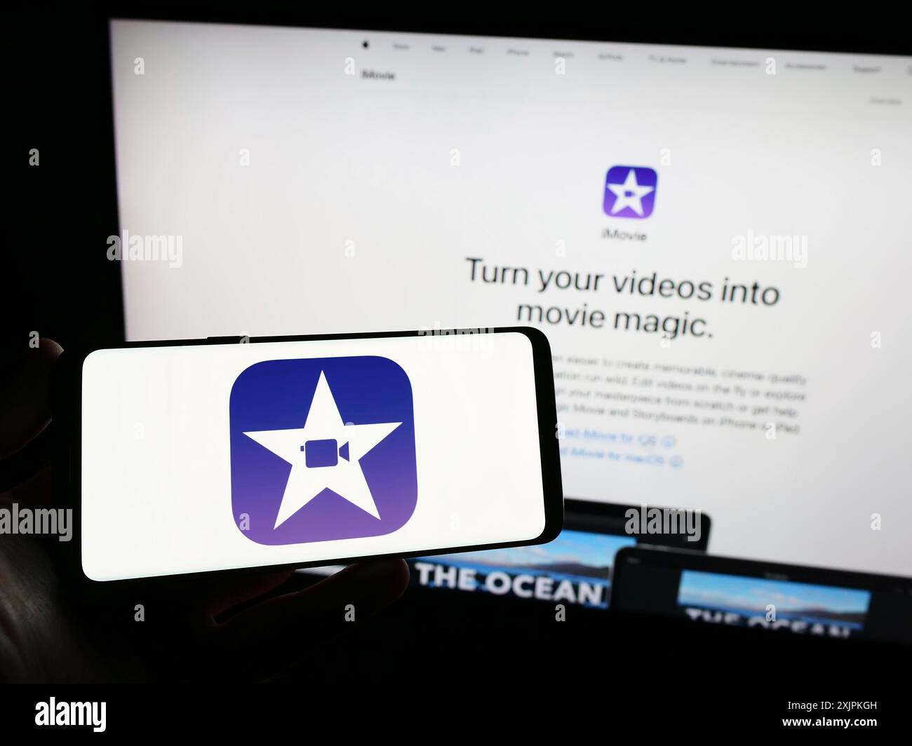 Stuttgart, Deutschland, 07.12.2023: Person, die ein Smartphone mit dem Logo der Videobearbeitungssoftware iMovie (Apple Inc.) auf dem Bildschirm vor der Website hält. Stockfoto
