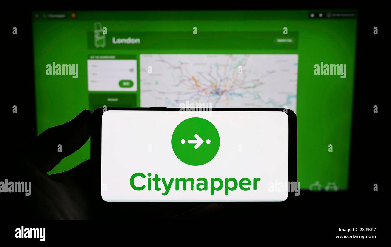 Stuttgart, Deutschland, 14.07.2023: Person, die ein Smartphone mit dem Logo des App-Unternehmens Citymapper Limited für den öffentlichen Nahverkehr auf dem Bildschirm vor der Website hält. Stockfoto