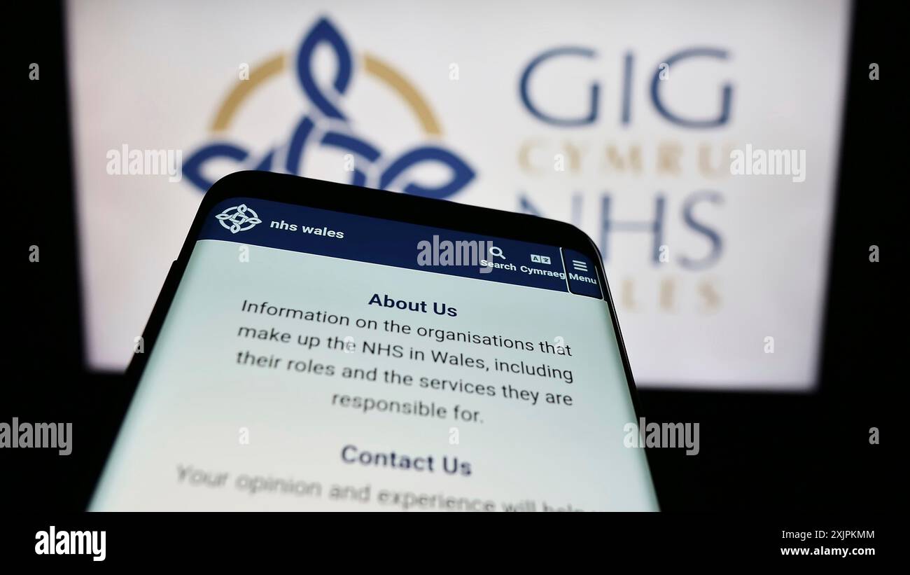 Stuttgart, Deutschland, 07.12.2023: Smartphone mit Website des britischen Gesundheitssystems NHS Wales vor dem Logo. Konzentrieren Sie sich auf das Telefon oben links Stockfoto