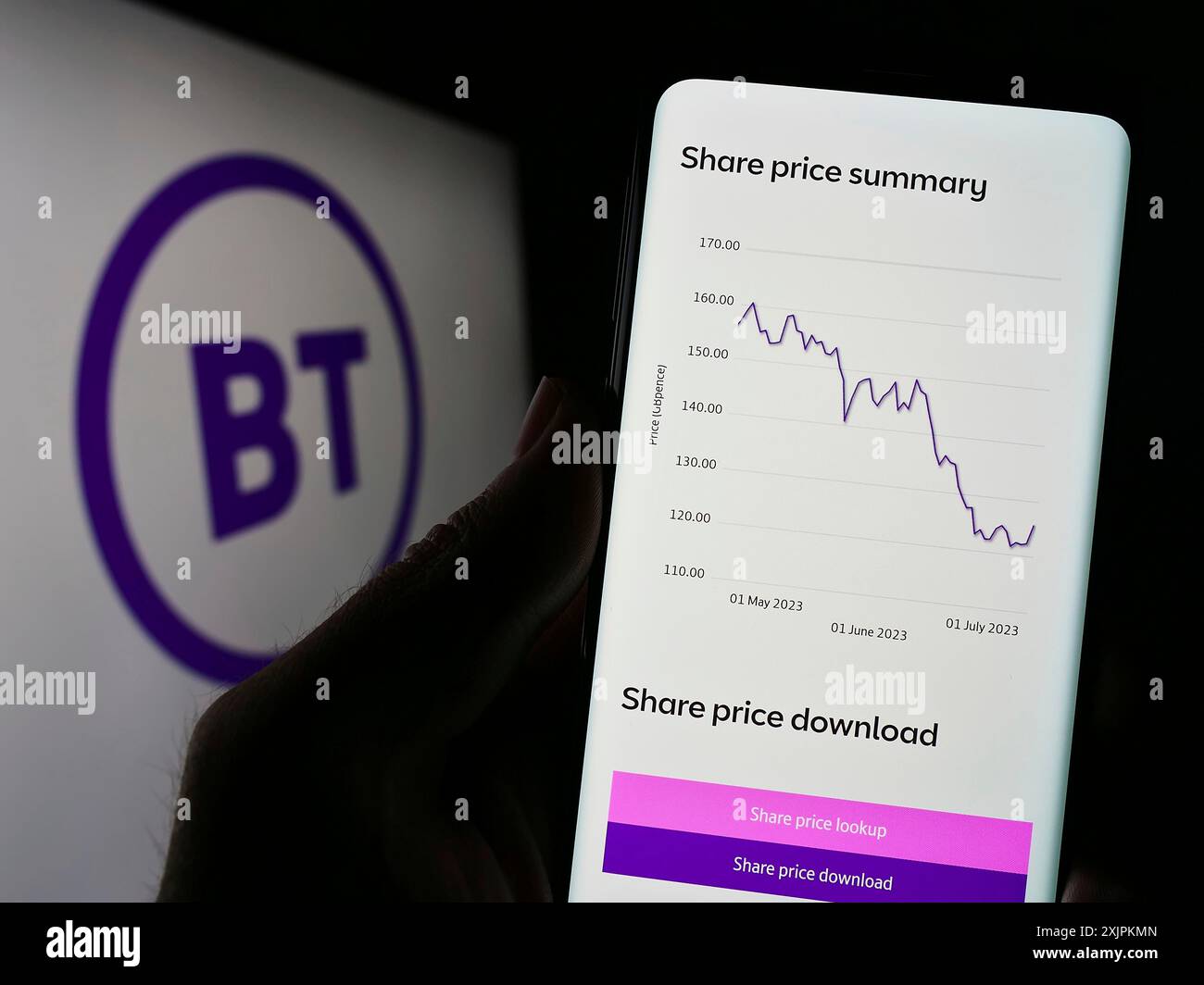 Stuttgart, Deutschland, 14.07.2023: Person, die ein Smartphone hält, mit Webseite des britischen Telekommunikationsunternehmens BT Group plc auf dem Bildschirm mit Logo. Fokus Stockfoto