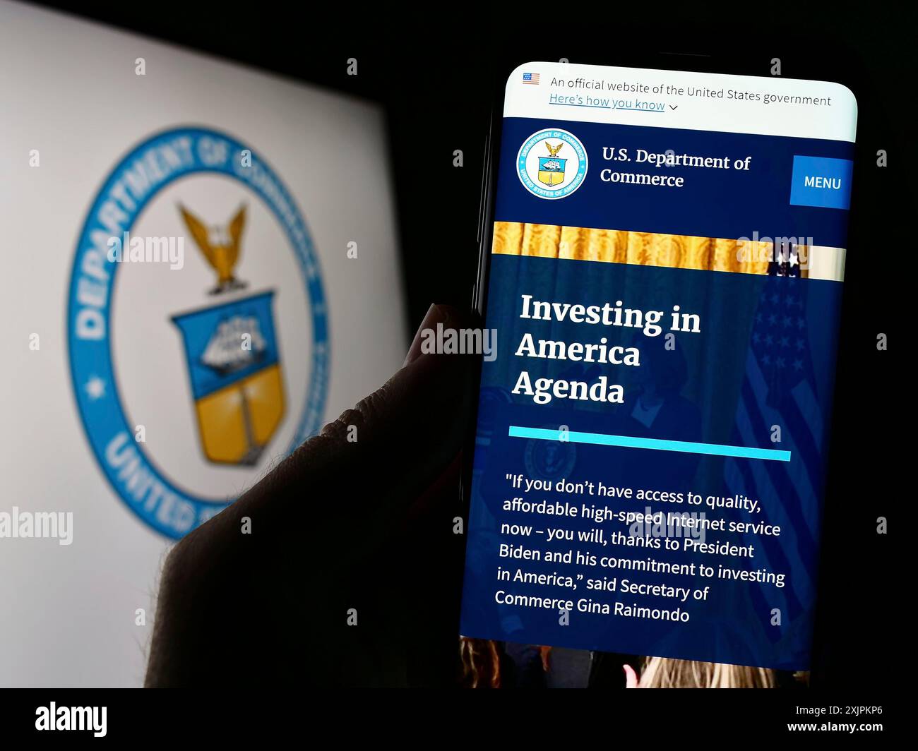 Stuttgart, Deutschland, 15.07.2023: Person, die ein Mobiltelefon hält, mit Webseite des US-Handelsministeriums (DOC) auf dem Bildschirm mit Siegel. Konzentrieren Sie sich auf Stockfoto