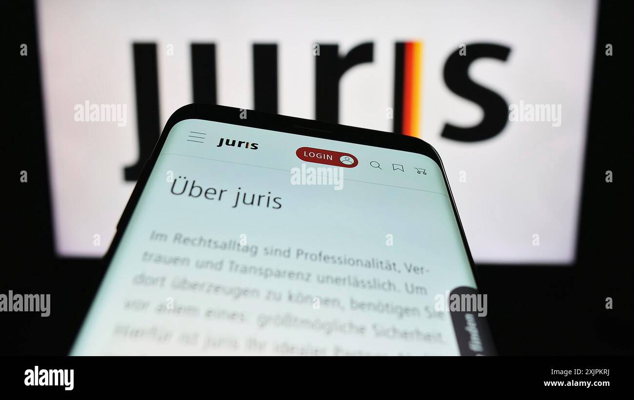 Stuttgart, 15.07.2023: Mobiltelefon mit Website der deutschen Rechtsinformation Prodiver Juris GmbH auf dem Bildschirm vor dem Logo. Konzentrieren Sie sich auf Stockfoto