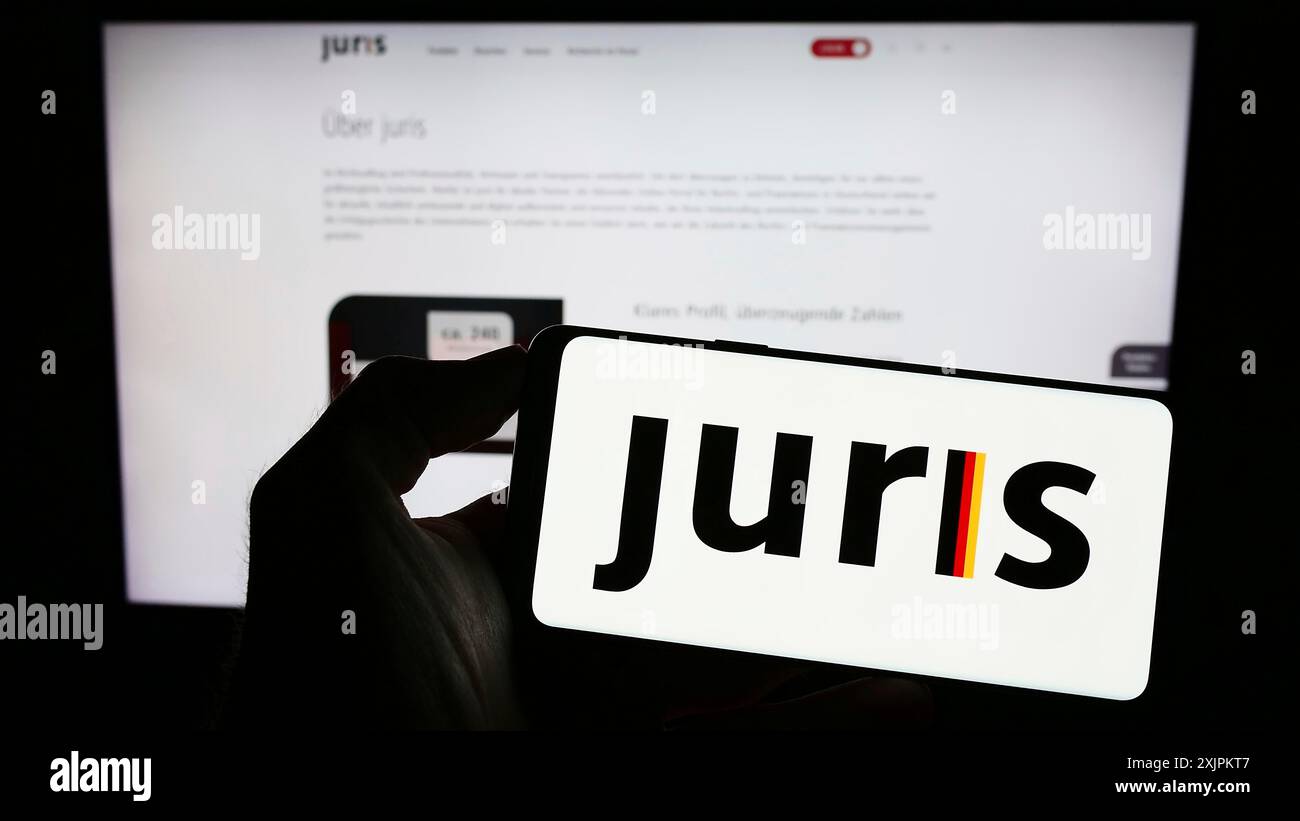 Stuttgart, 15.07.2023: Person mit Mobiltelefon mit Logo der deutschen Rechtsinformation prodiver Juris GmbH auf dem Bildschirm vor der Webseite. Stockfoto